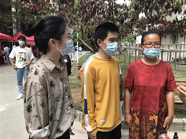 从那天起,刘熠铭天天与妈妈一起清扫.