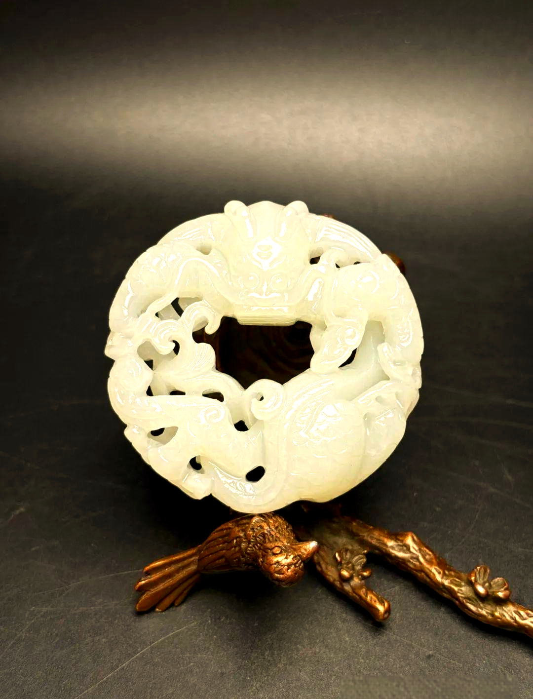 清代乾隆皇帝钟爱的羊脂白玉龙佩饰