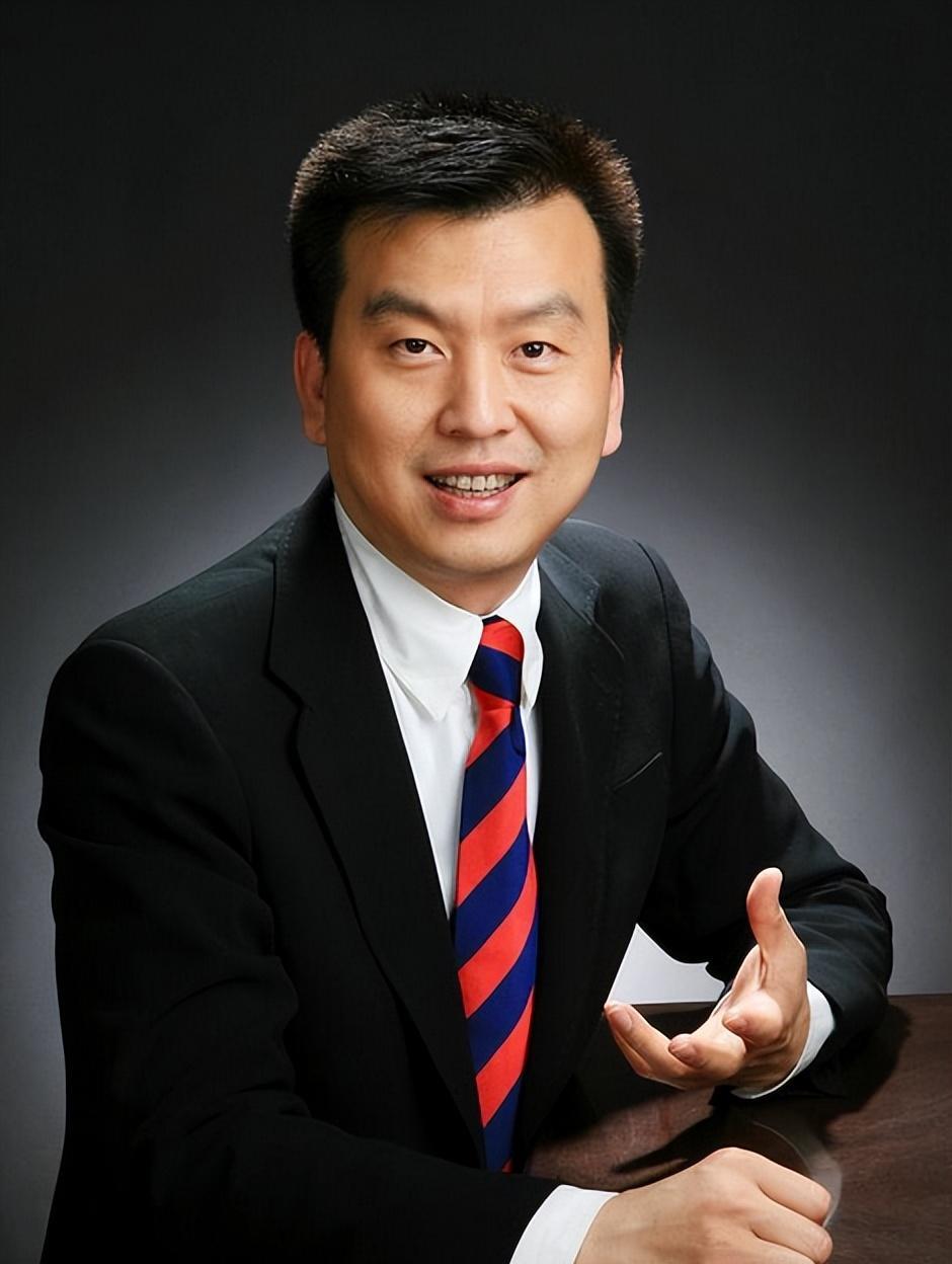 央视著名主持人张泽群:55岁老来得子乐开花,妻子身份至今成谜