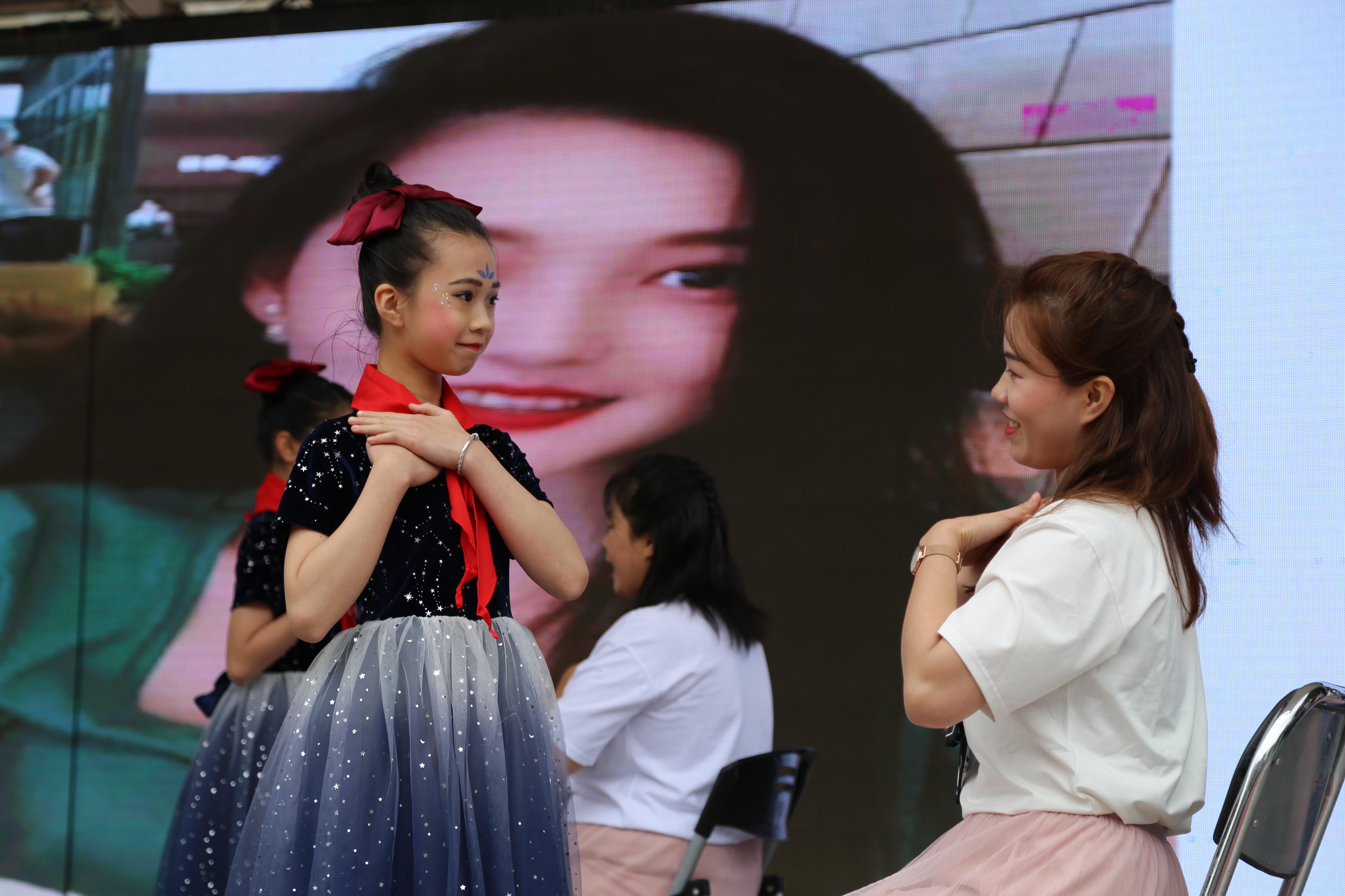 全员参与,活动育人,华丽小学赋予升旗仪式丰富内涵