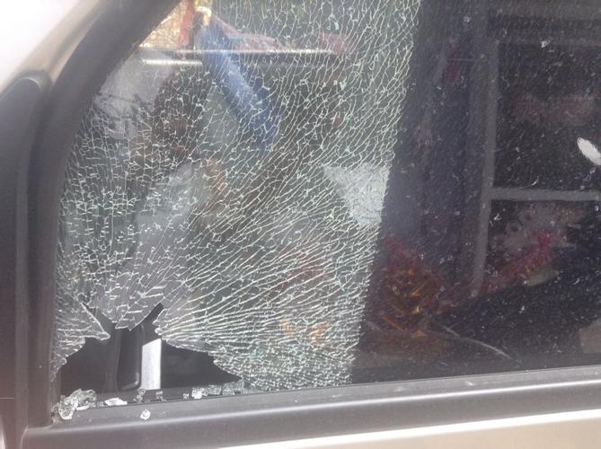 汽车玻璃突然破了是什么原因?