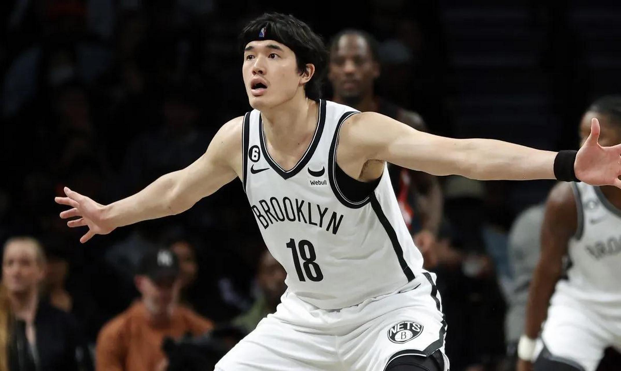 本赛季的渡边雄太曾经有过高光时刻,在杜兰特和欧文的身边,凭借着一手