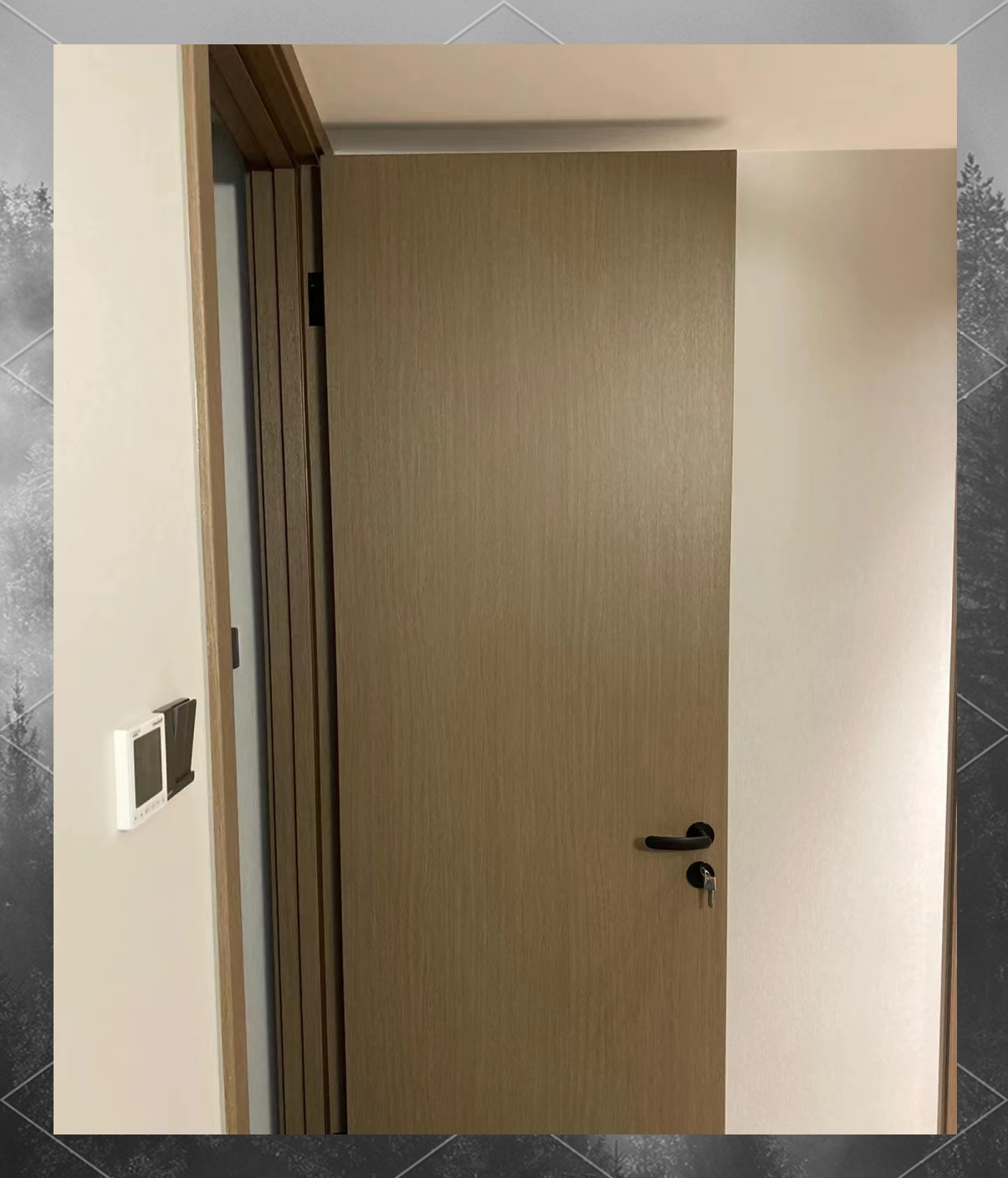 实景展示将水曲柳原木门装在家中,实景效果令人惊艳