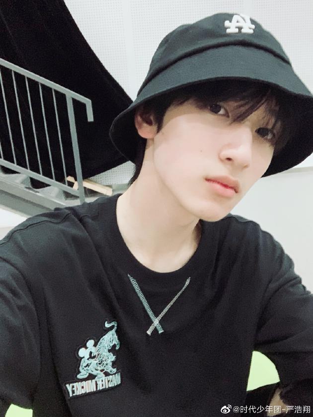 时代少年团严浩翔手腕意外摔伤 公司发声说明情况