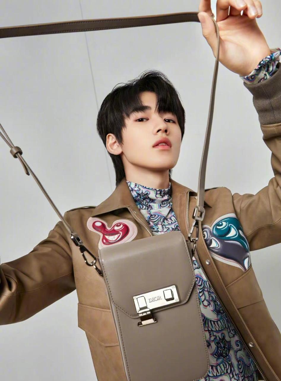 宋亚轩继亮相dior上海大秀之后,又出镜diormen2021秋季系列官方宣传照