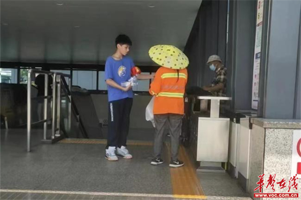 长郡滨江中学"擦亮星城火炬 绽放文明之美"志愿服务活动获好评
