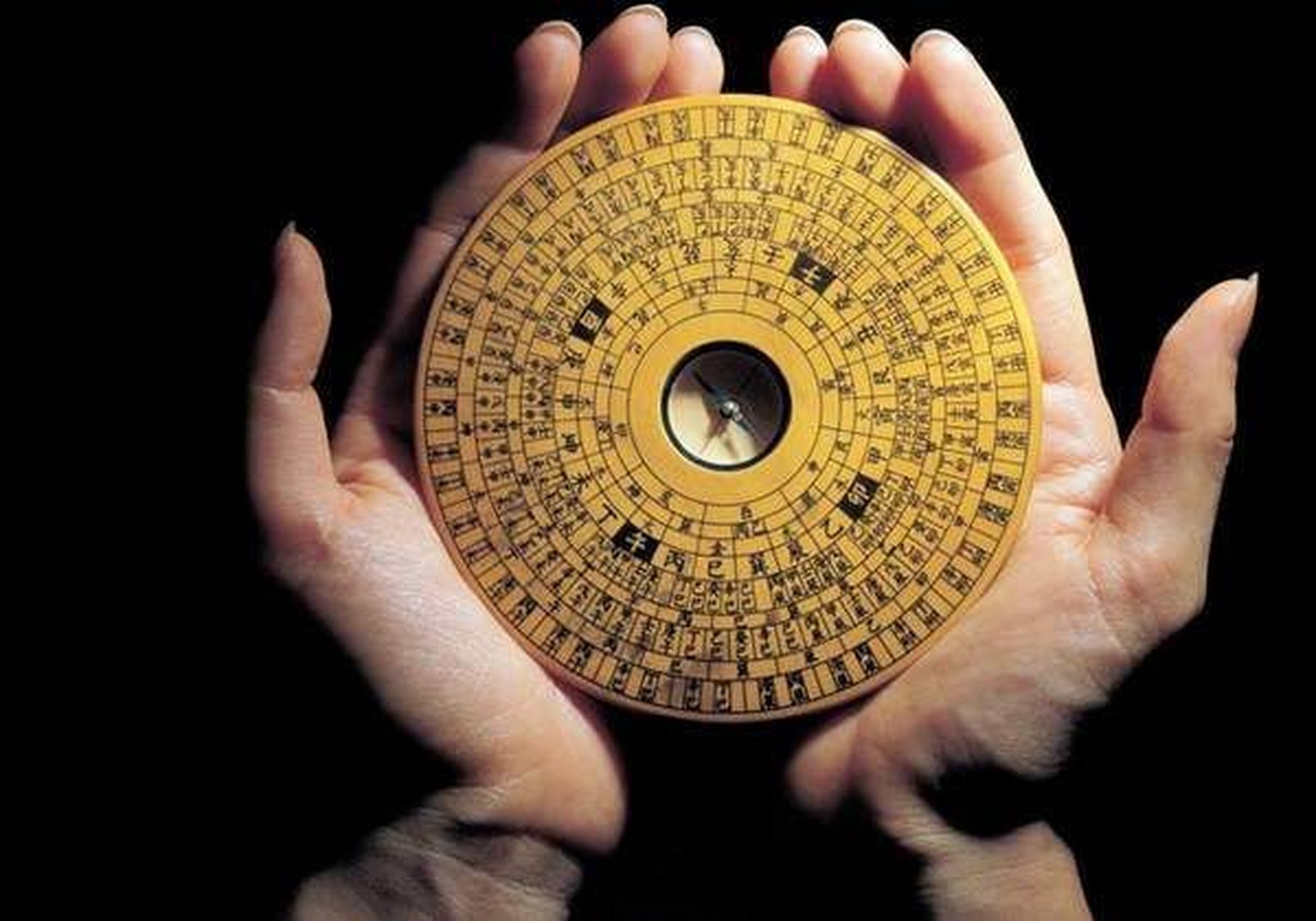 罗盘是风水操作的重要工具,它的基本作用就是定向.