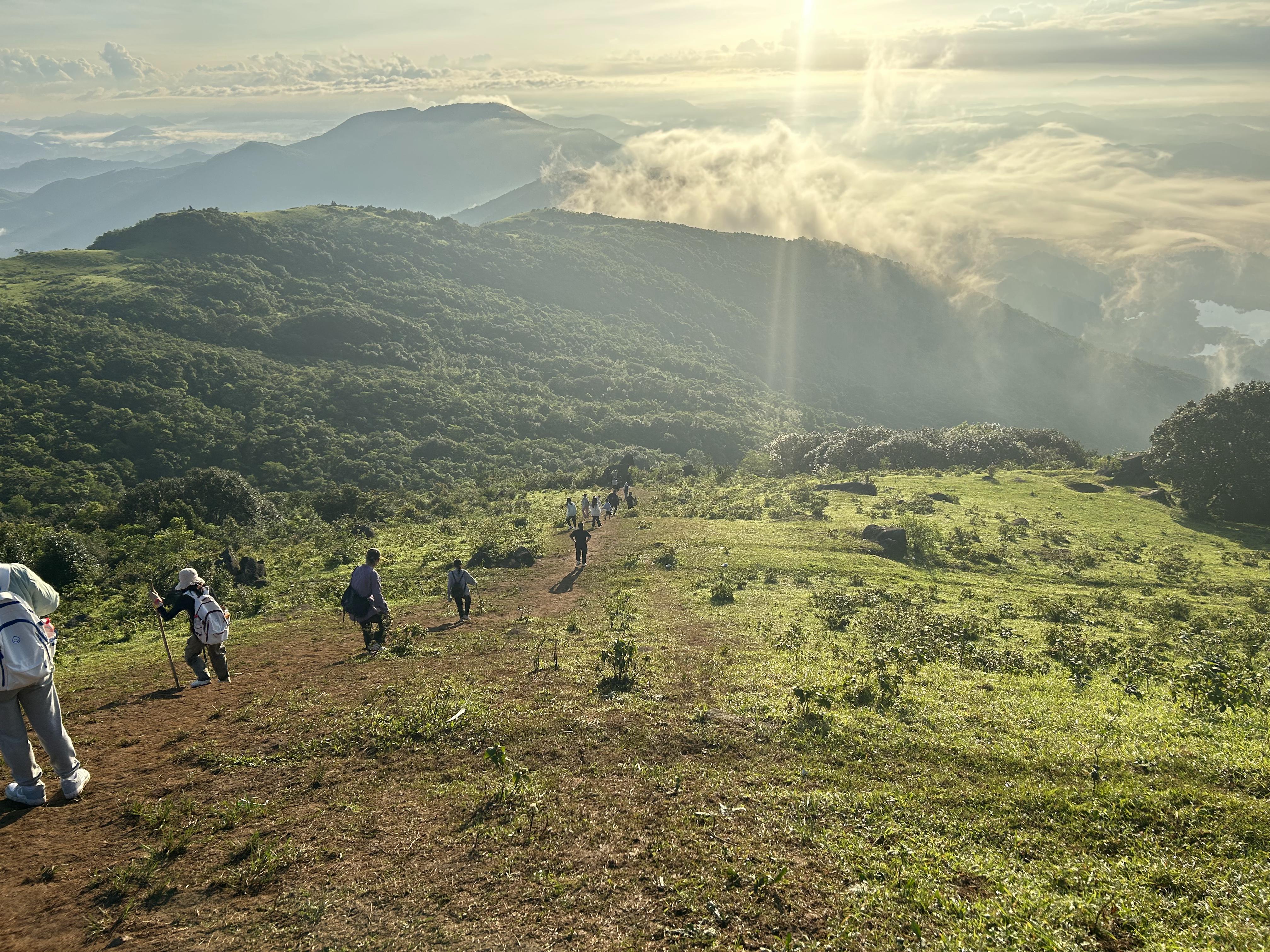 广西防城港哪里可以登山——望洲顶游玩攻略,蓝天碧草,天然山路