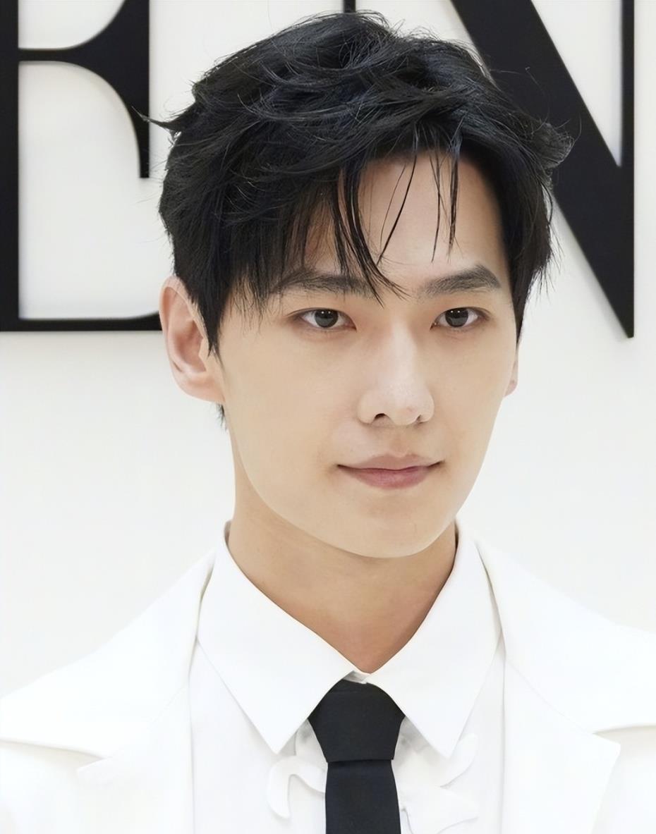 杨洋出席活动,状态憔悴,王楚然方回应"翻白眼"等争议