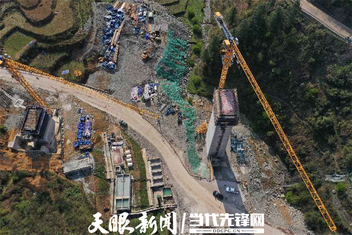 穩步推進 盤興鐵路再傳捷報丨周家大箐特大橋7號主墩澆築完成50米