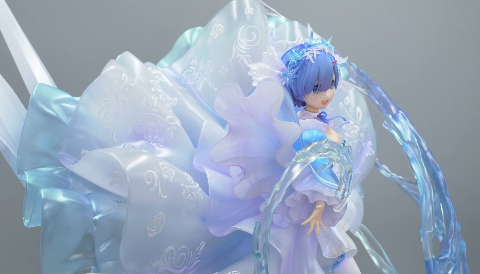 开箱2000元的水晶礼服蕾姆手办,二次元的快乐就是这么简单!