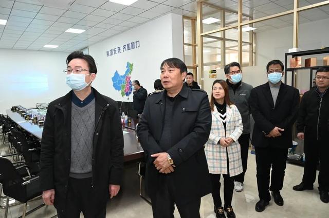 张元醒走访慰问疫情防控一线工作人员并调研委员企业