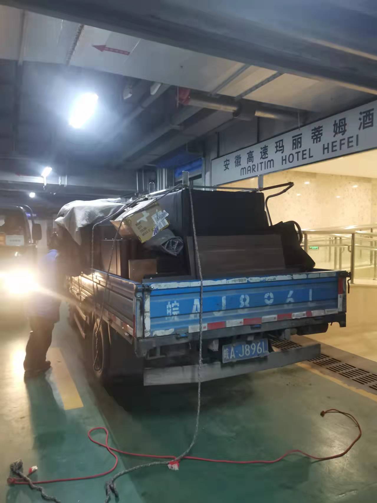 合肥搬家公司夜晚搬迁中