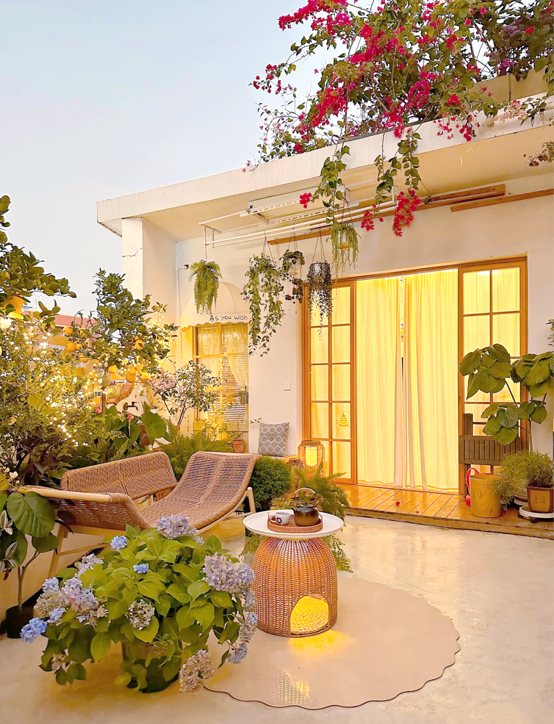 在这里,你可以精心布置一张躺椅或沙发,沉浸在喜欢的书籍中,或是与