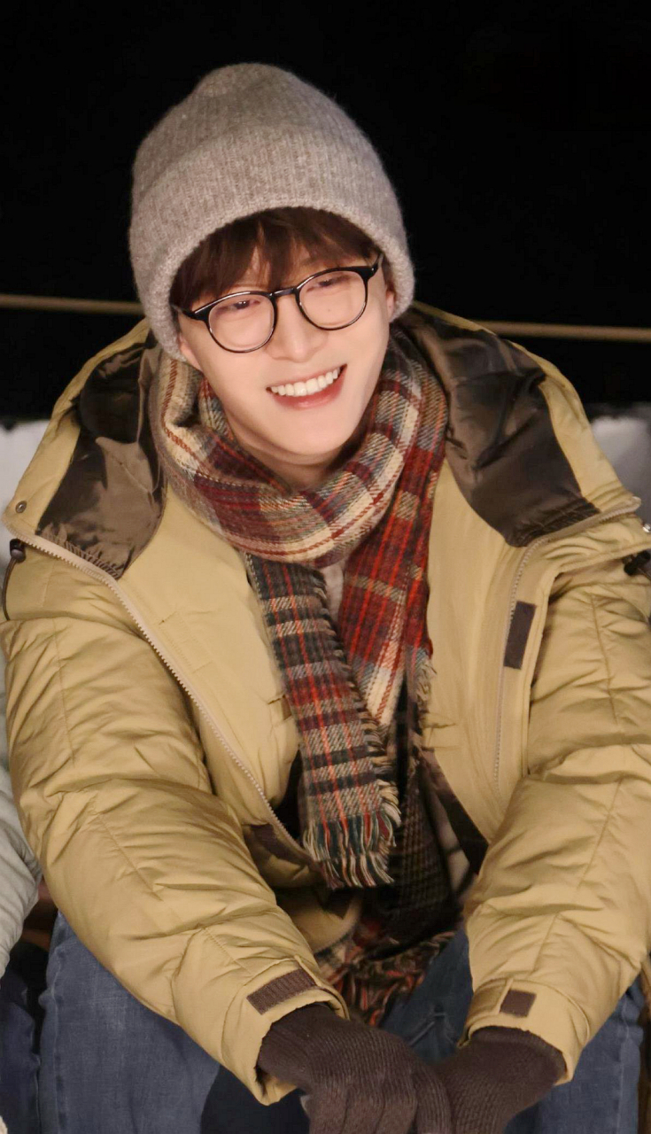 戴眼镜的范丞丞有别样的味道,万一帆有些傻.