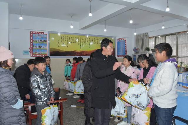 富源:墨红镇中学教师爱心捐赠助贫困学生过冬