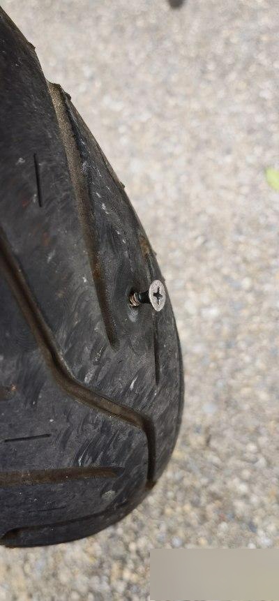 摩托车扎胎怎么办?车胎在路上骑的时候被扎了该怎么处理?