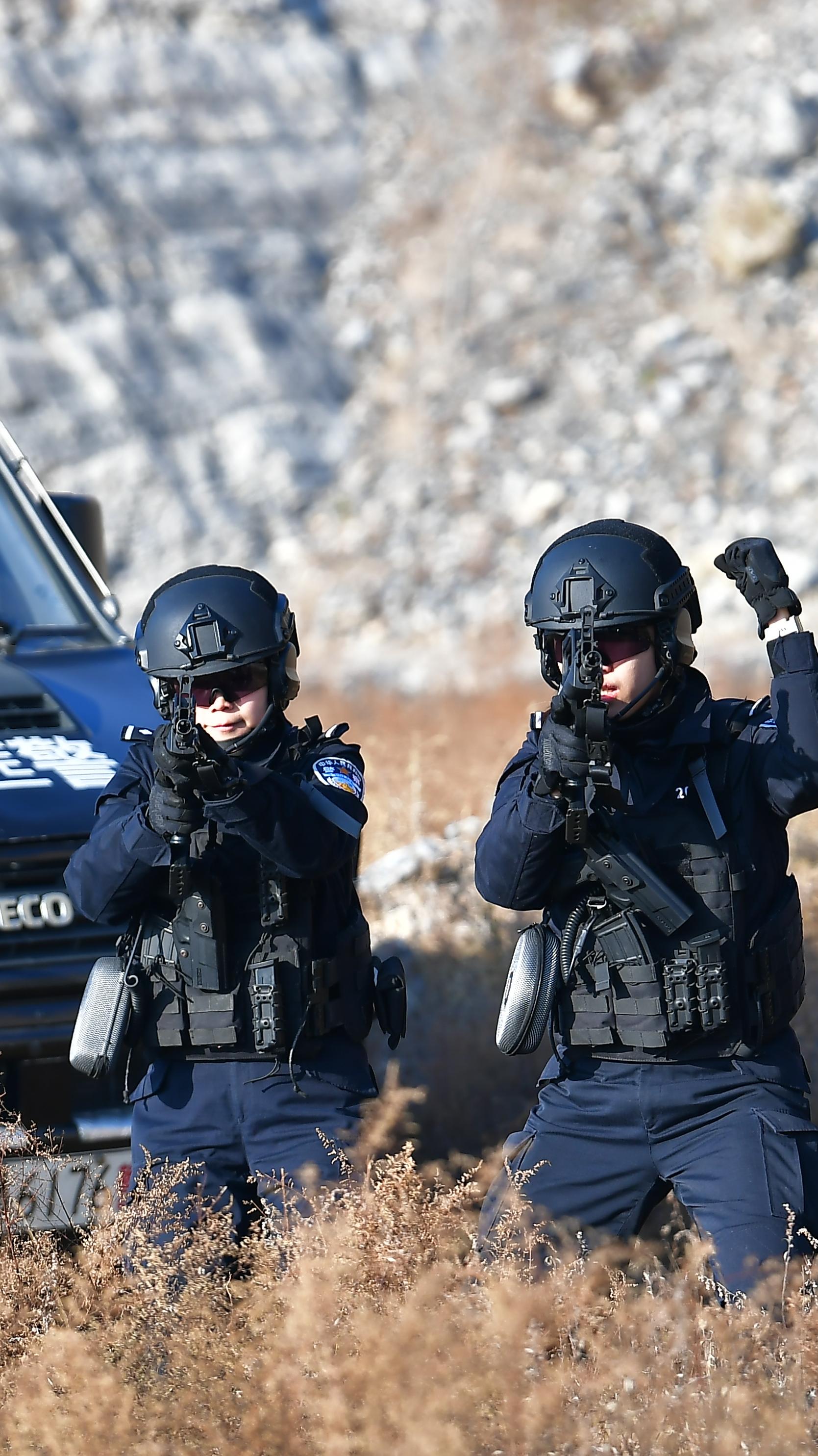 新华社记者带你感受特警训练的冬日豪情