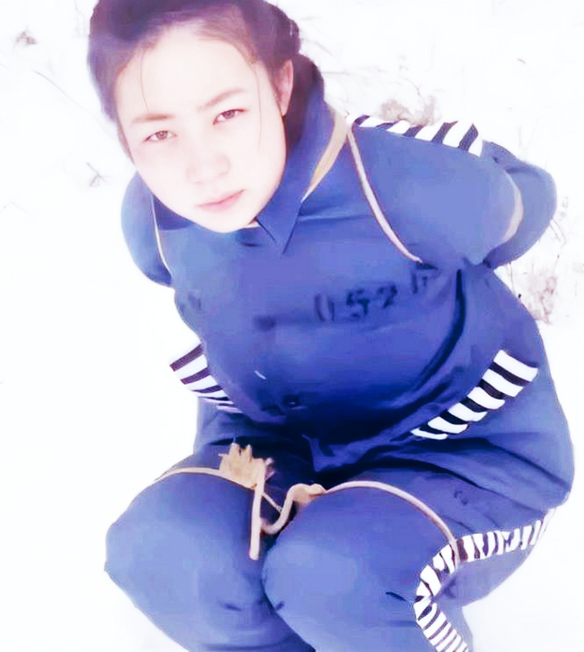 照片中,她身穿囚服,被法式绳索捆绑.