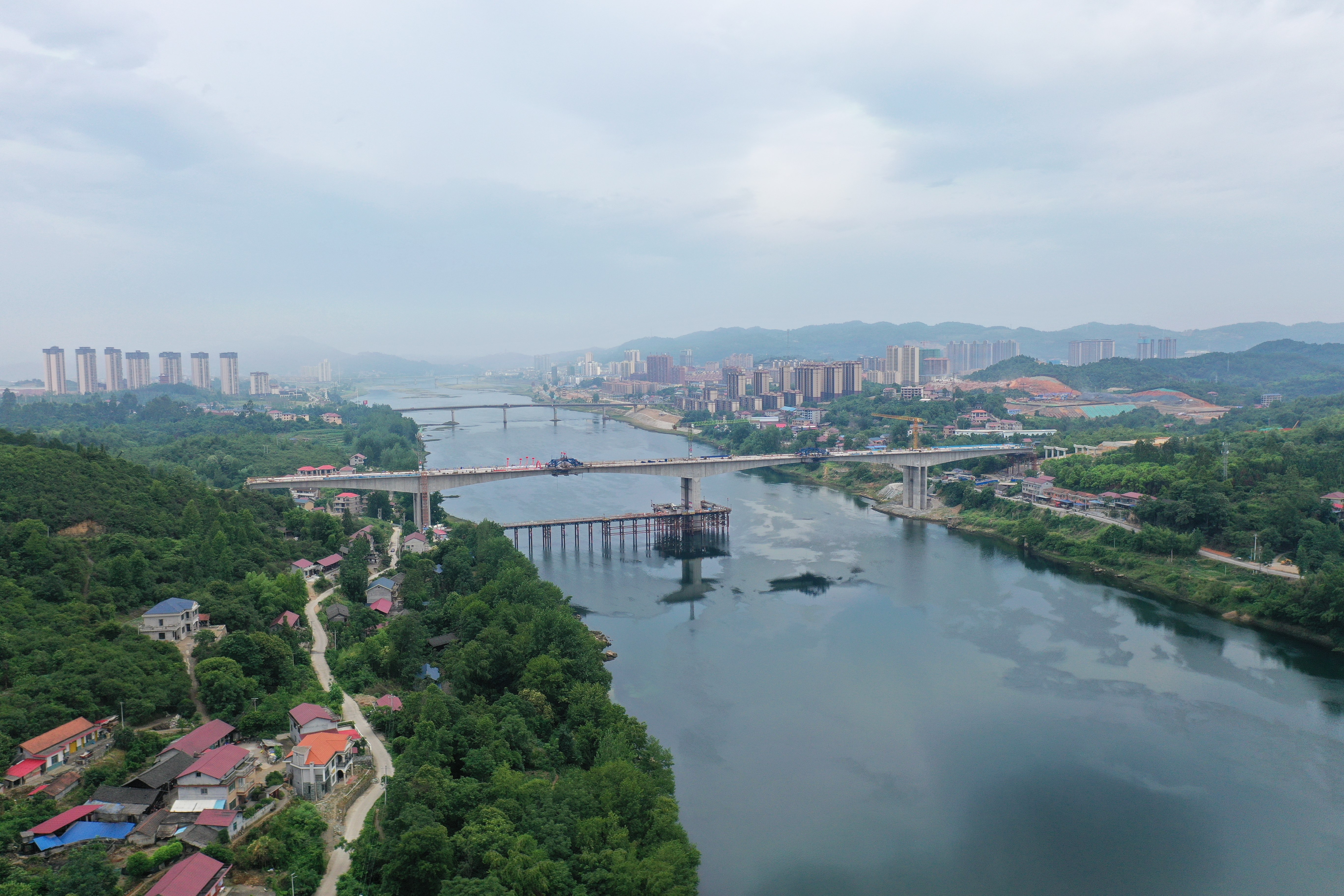 沅辰高速关键控制性工程 沅水特大桥主桥实现全幅合龙