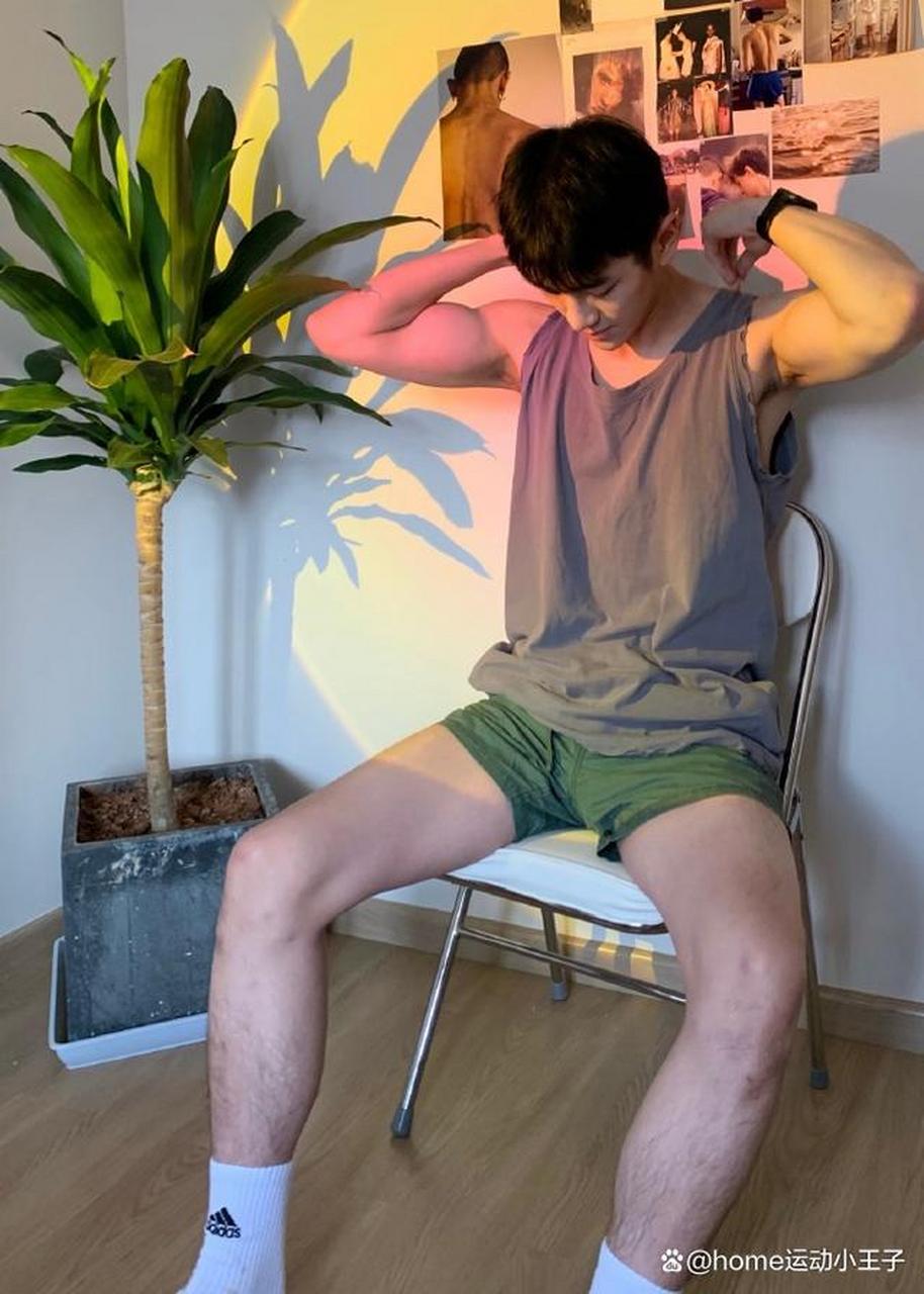 爱穿白袜的运动少年