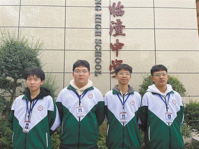 西安市临潼区4名中学生救助车祸受伤母子