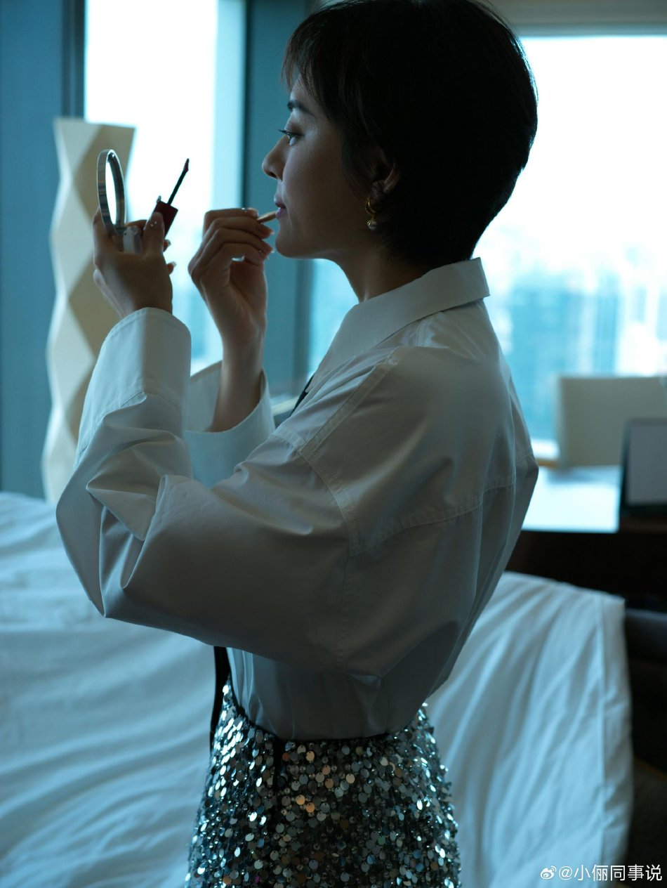 孙俪分享极简黑白搭配造型写真