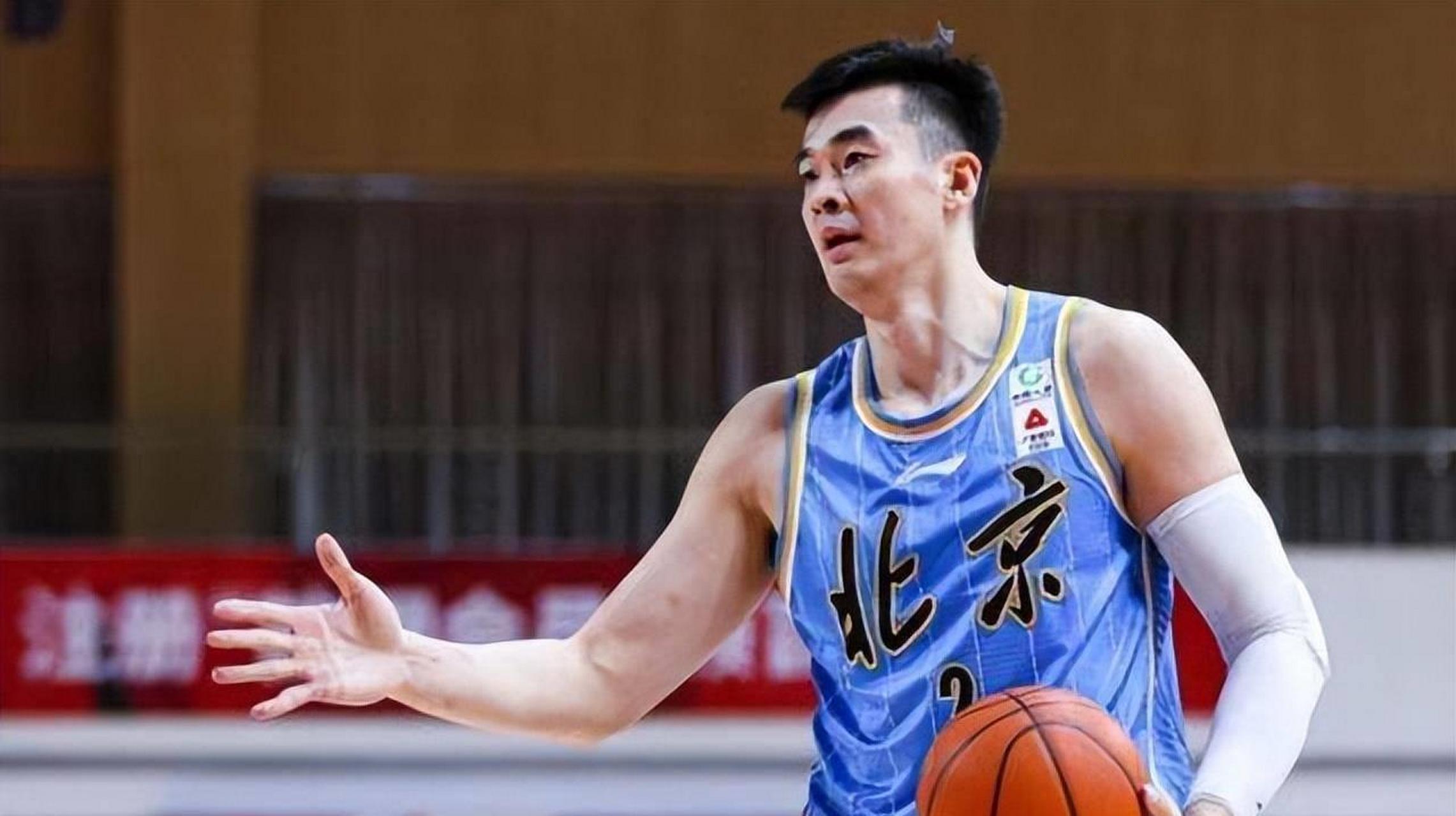 在2018-19赛季季后赛当中,深圳男篮利用李慕豪和沈梓捷的"双塔"阵容