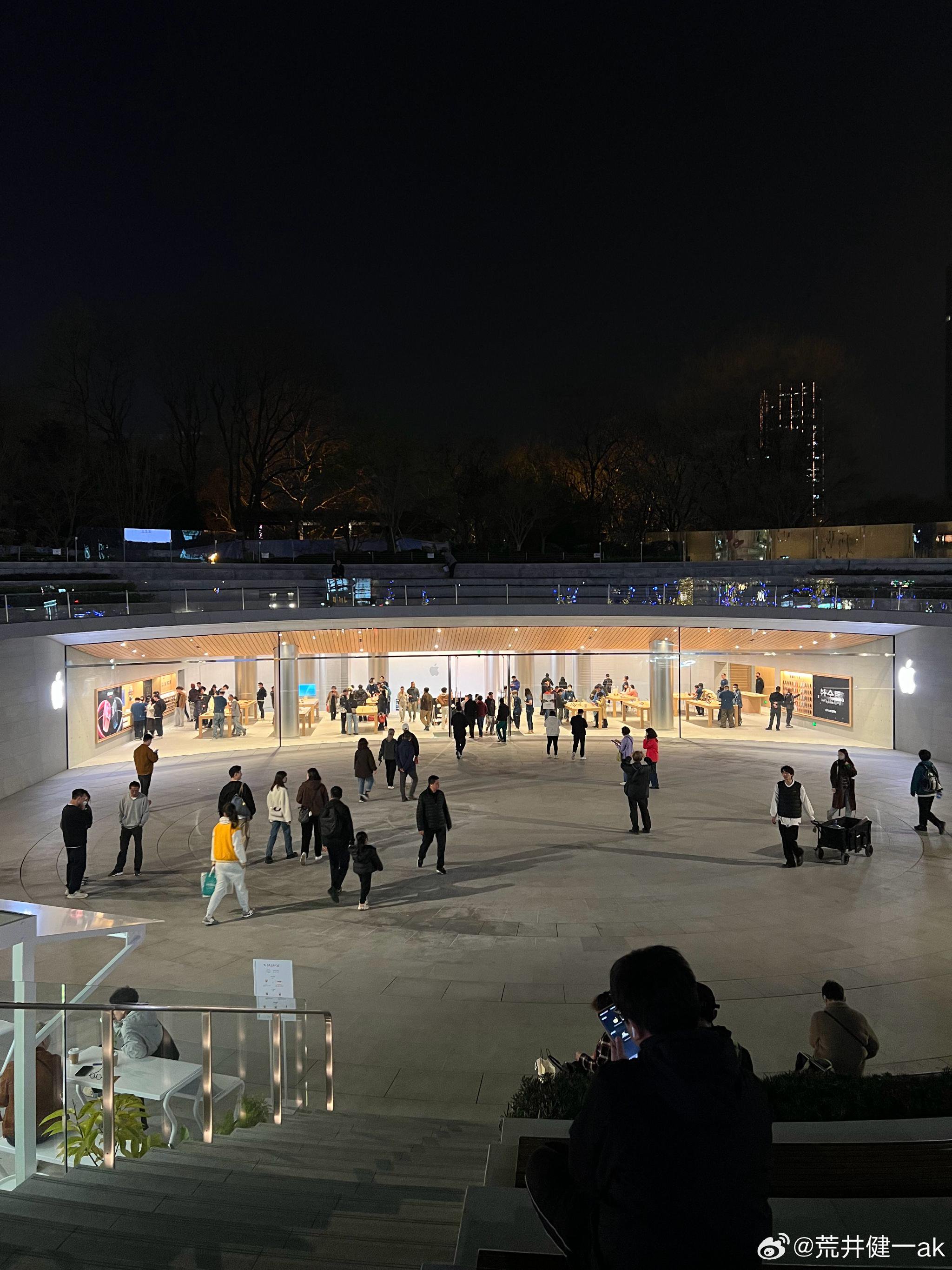 亚洲最大,apple store苹果专卖店上海静安寺店,像是个地下宫殿一样