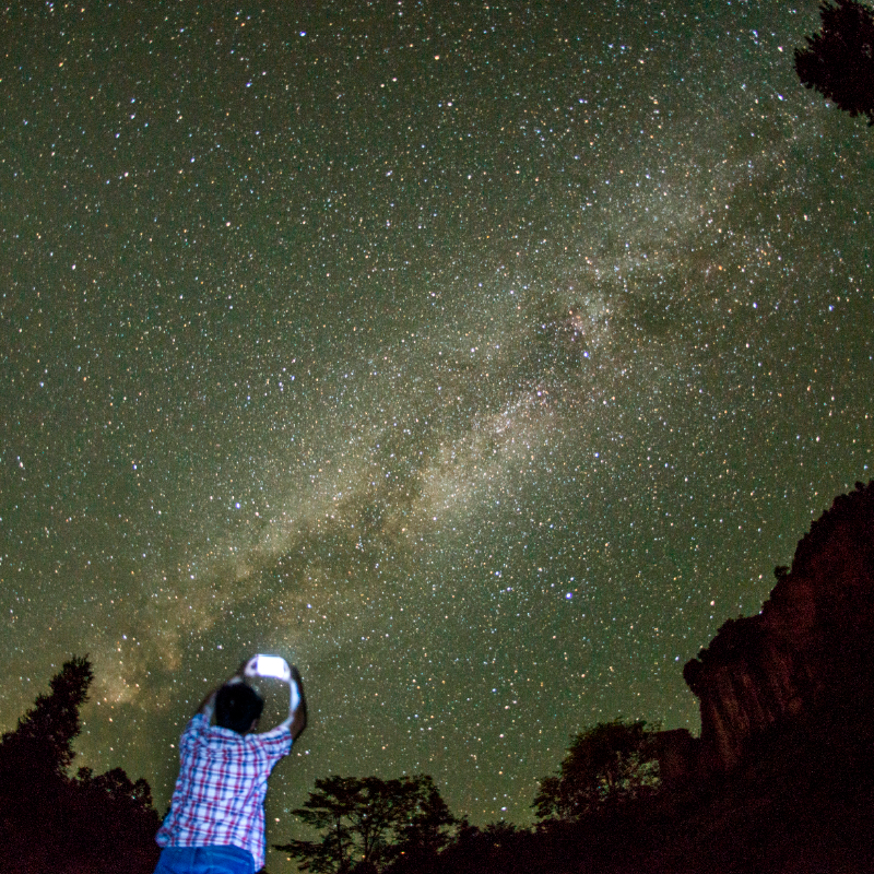 "迟迟钟鼓初长夜,耿耿星河欲曙天 江津山川锦绣 拥有不少仰望星空的