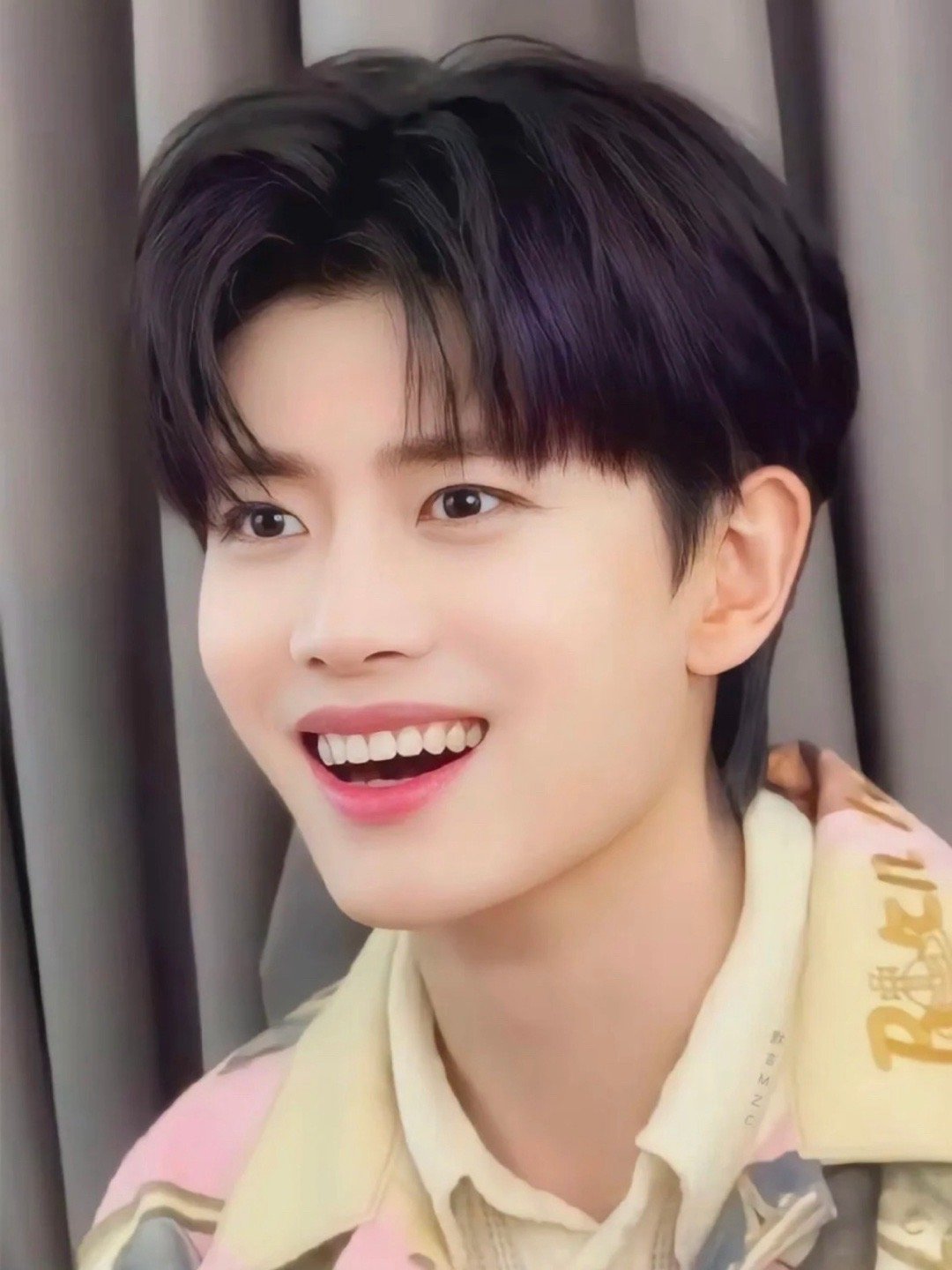 易烊千玺等16位明星露牙笑合集曝光