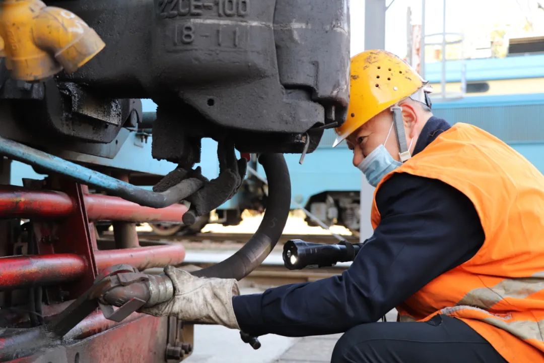 福州机务段全副"捂"装战冬运