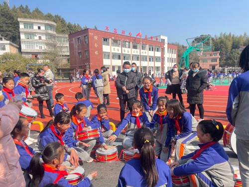 宜春市万载县双桥镇中心小学举办家长开放日暨喜迎元旦活动