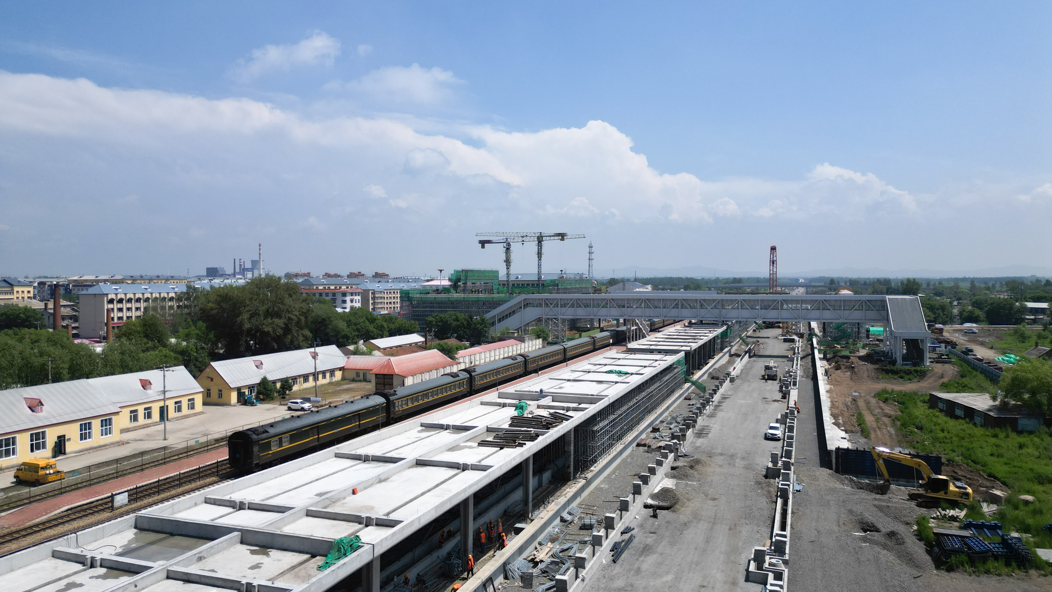 (新华全媒 )哈伊高铁全线首座站房完成主体结构封顶