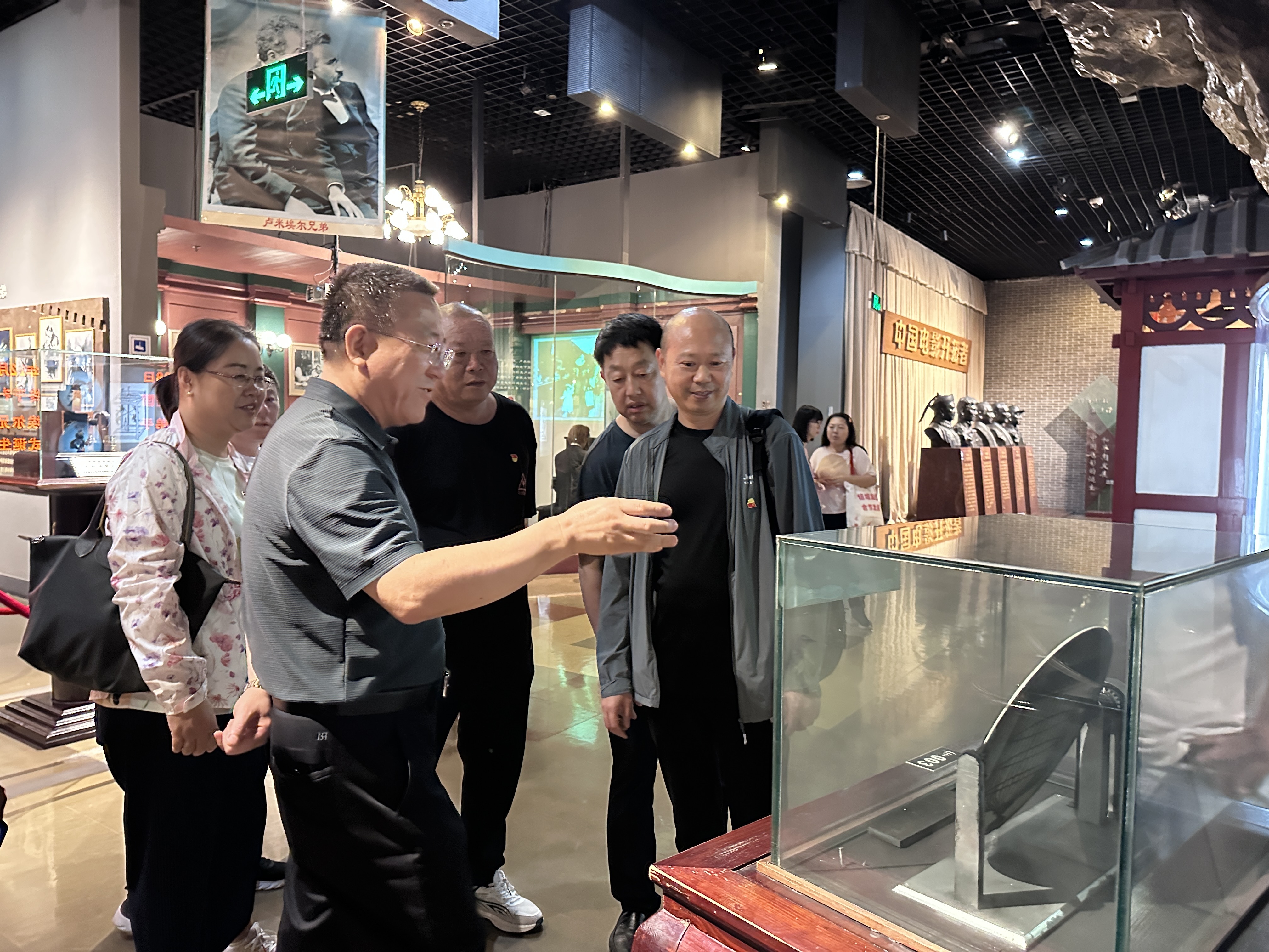 青塔街道开展 "寻迹红色光影 汲取奋进力量"主题党日活动