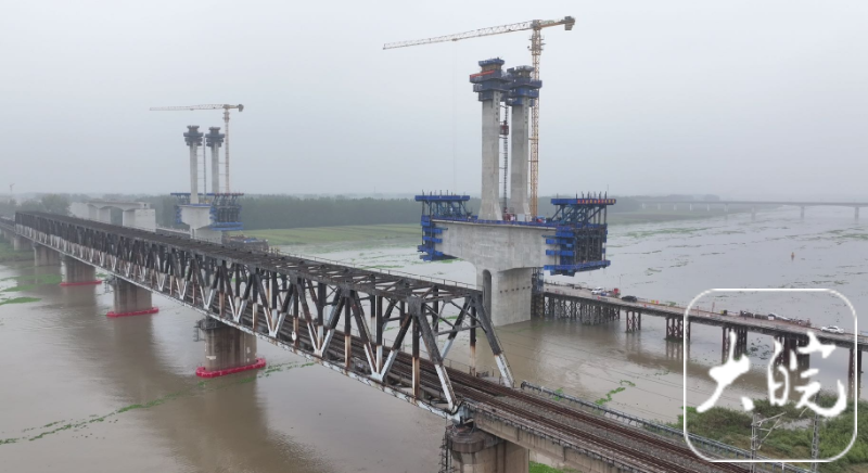 淮宿蚌城际铁路跨淮河矮塔斜拉桥主塔封顶