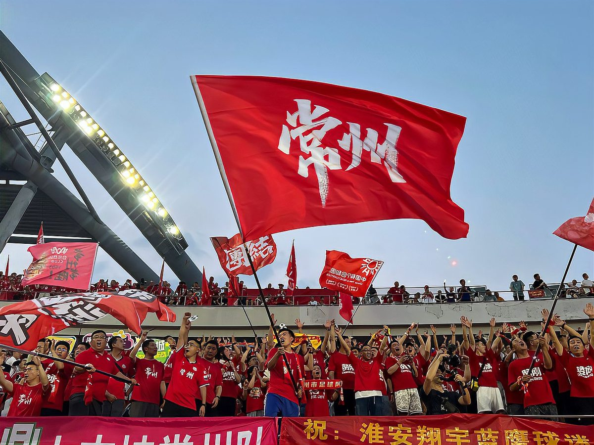 热情庆祝淮安翔宇蓝魔篮球队胜利