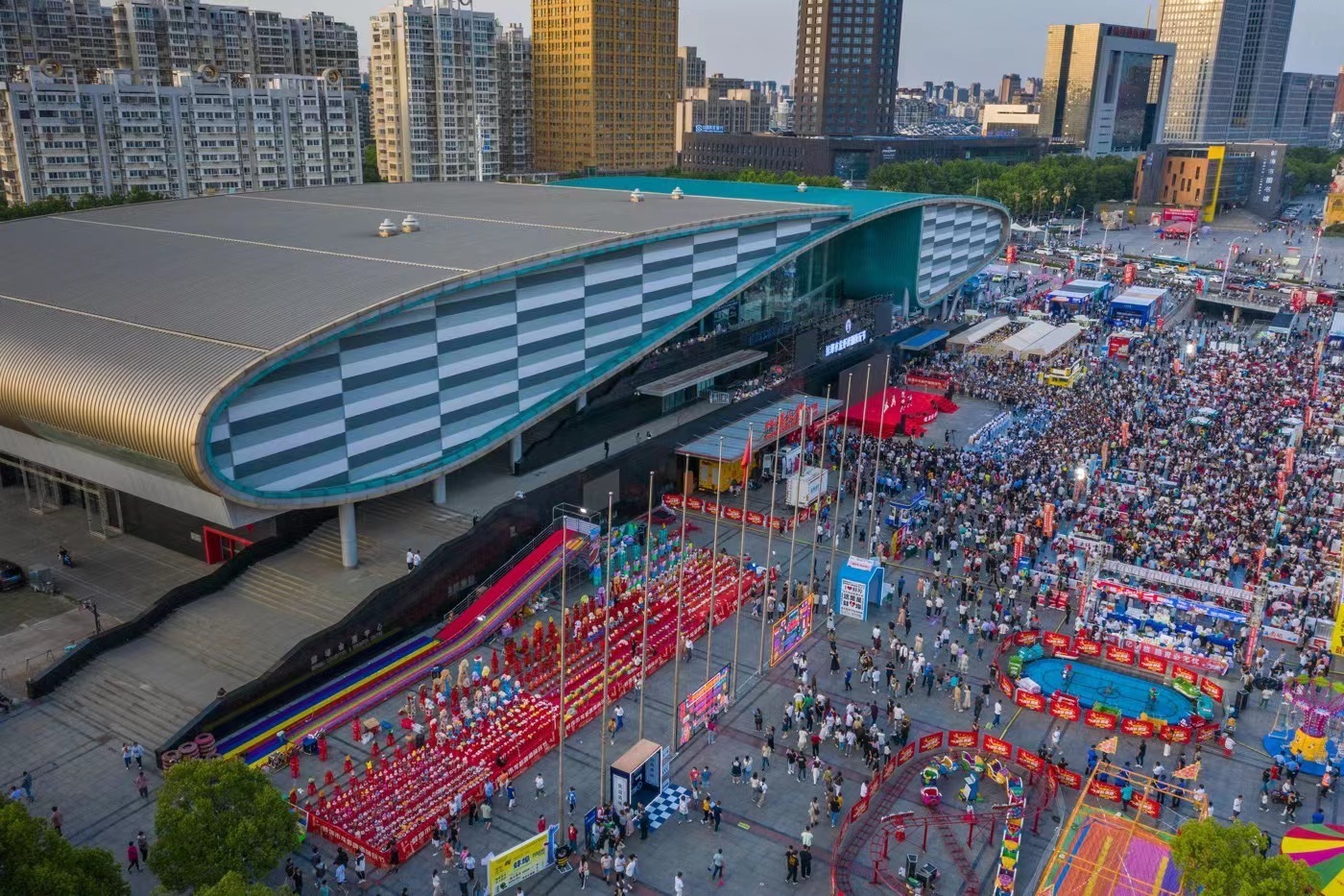 安徽蚌埠:嗨玩夏日龙虾节