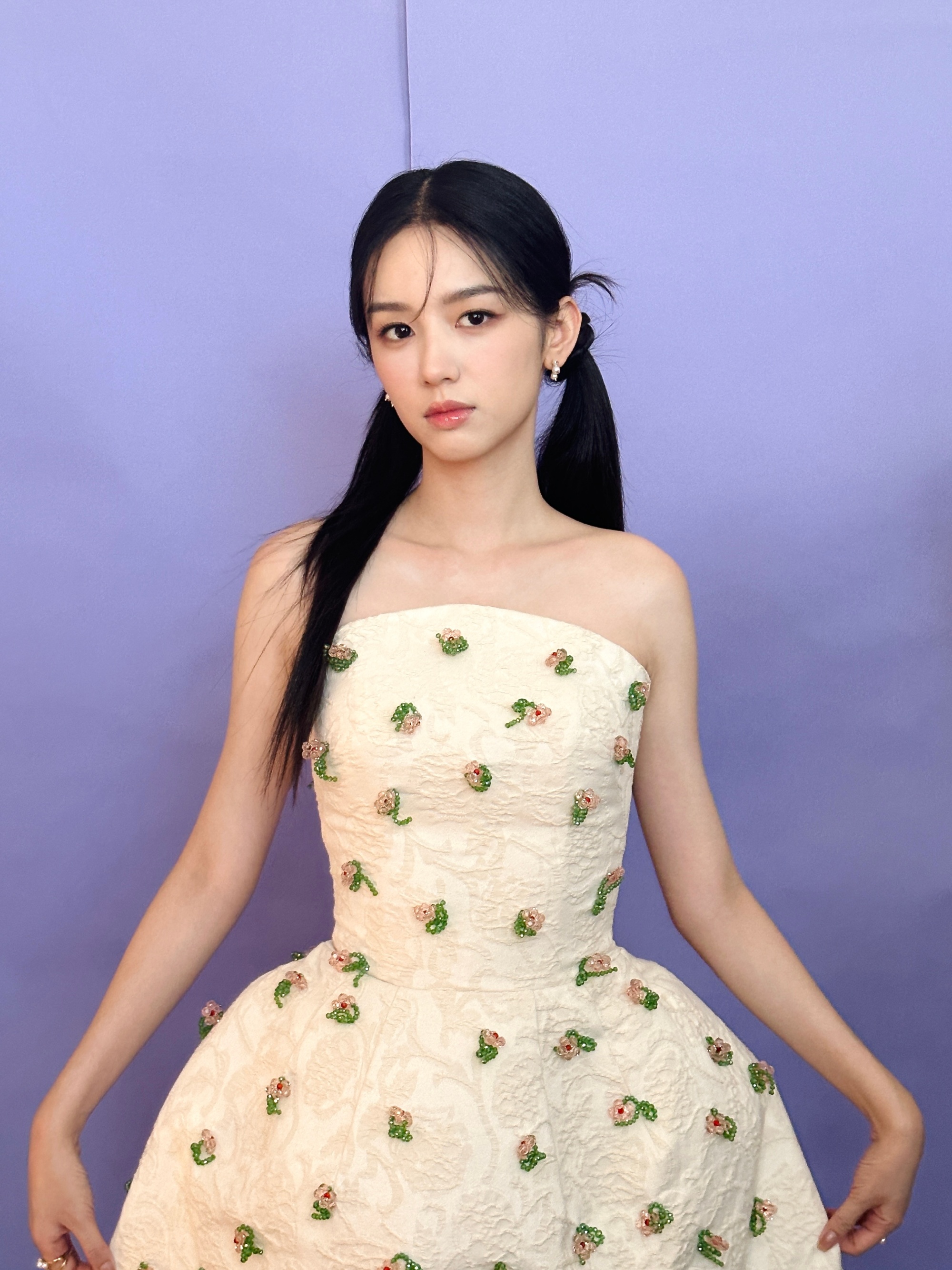 周也清新美照 身着抹胸白裙点缀小花清纯无比 扎着双辫娇俏可爱