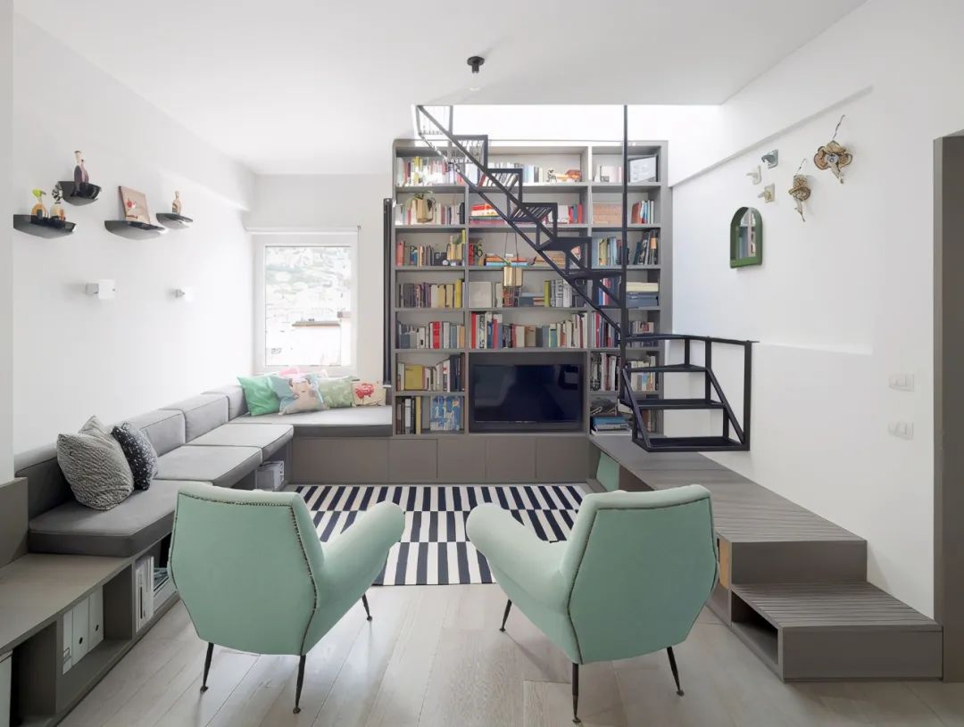 第一次见柜子这样做!环绕客厅一周,沙发和电视柜都省了