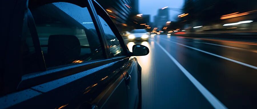 摄图网_600865808_夜晚道路上行驶的车辆(企业商用).jpg