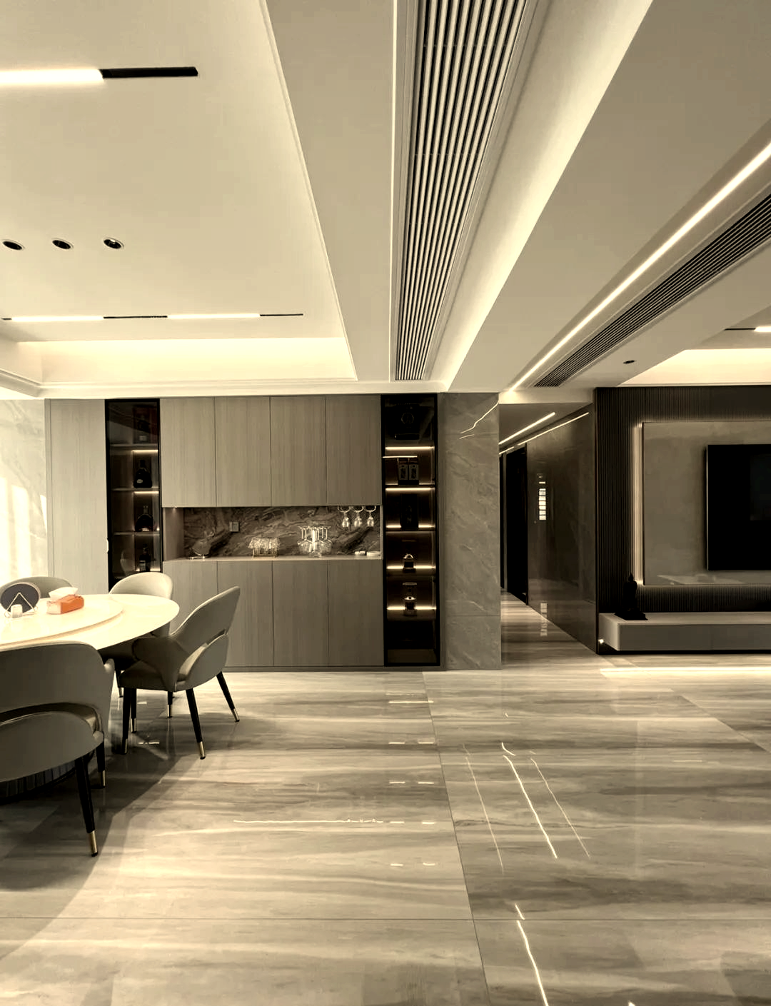 通过精心挑选的颜色搭配和环保材料的应用,不仅提升了居住的舒适度,更