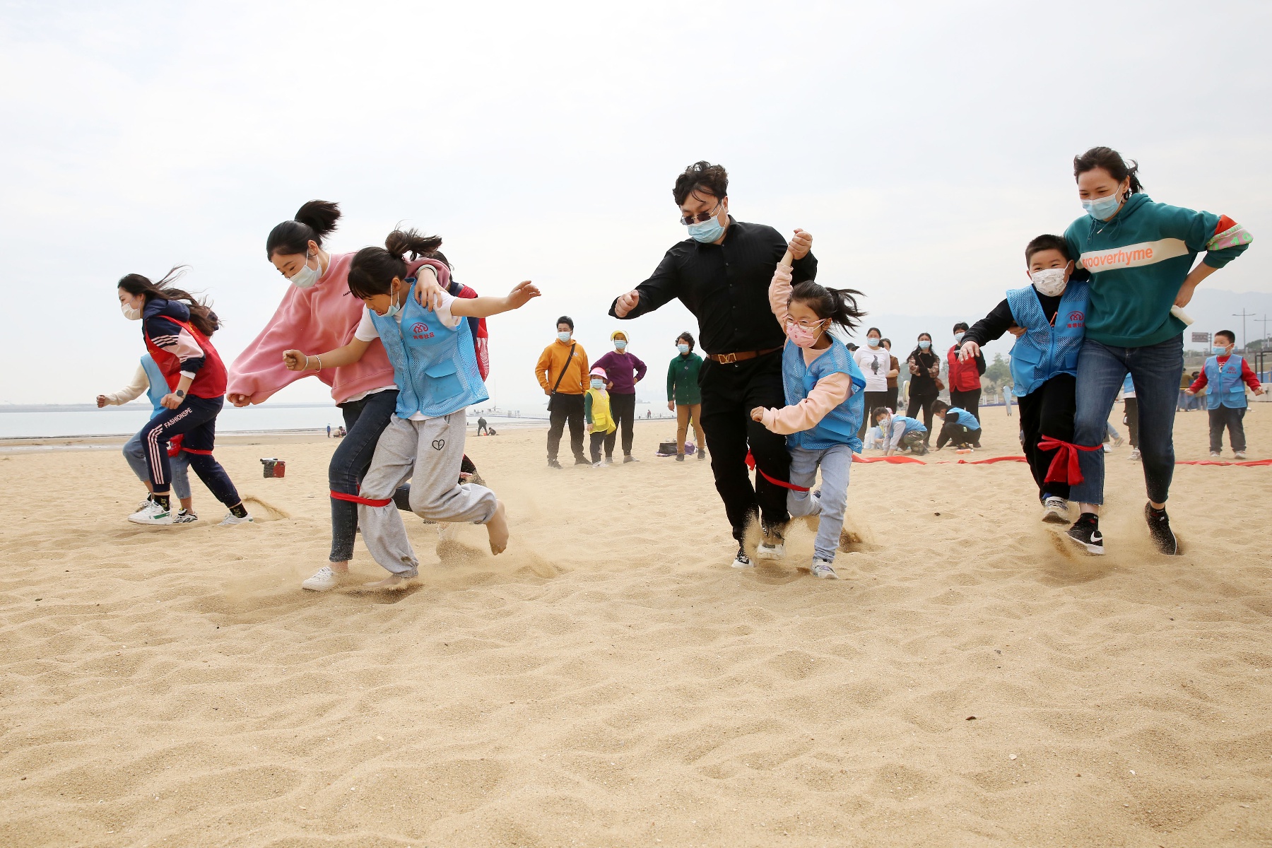 连云区:沙滩家庭亲子运动迎接"国际家庭日"