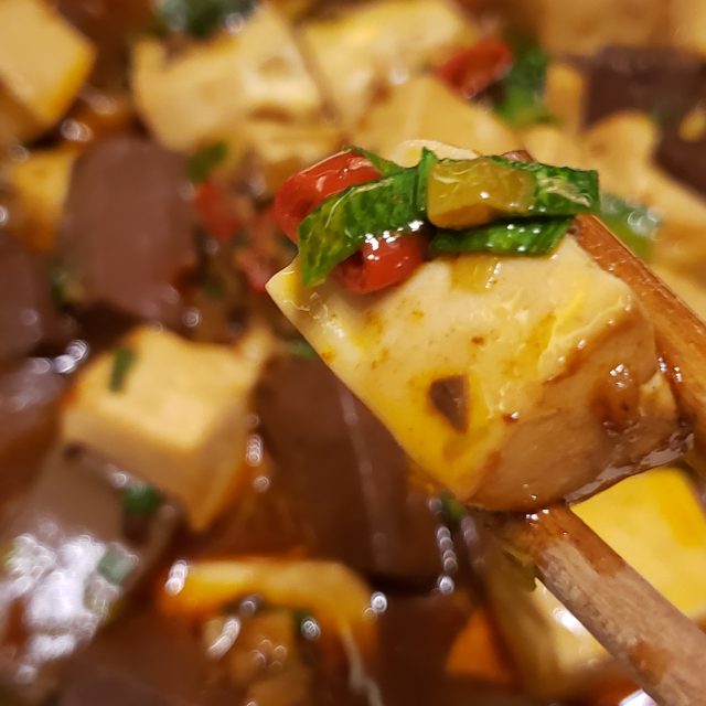 鸭血烧豆腐,鲜香入味,口感滑嫩