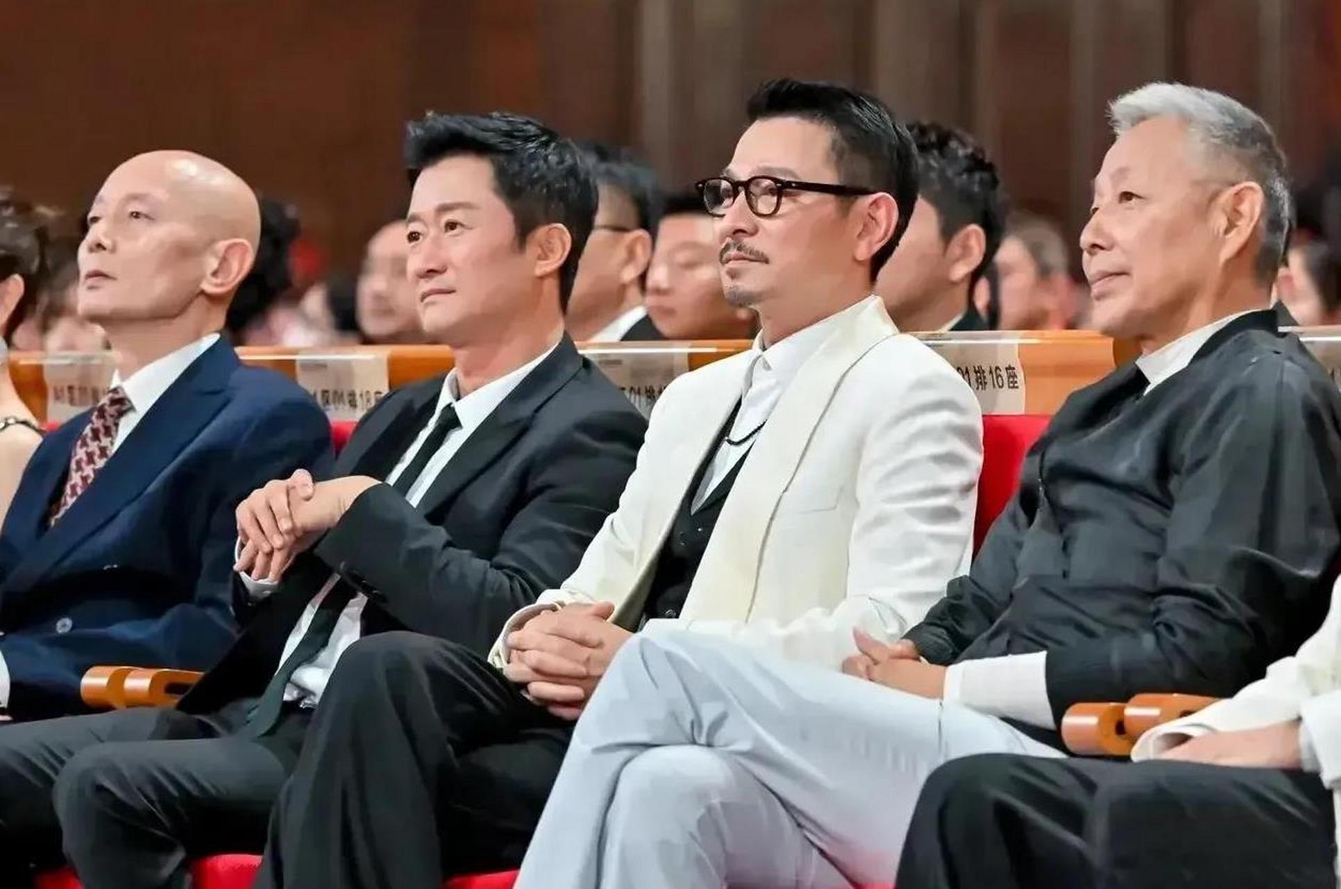 刚刚结束的厦门金鸡百花电影节上,刘德华以一袭白色西服搭配黑色西裤