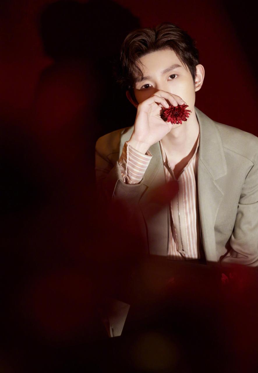 亮相五四晚会的王源,穿了zegna套装内搭条纹衫,一副倜傥正好的少年