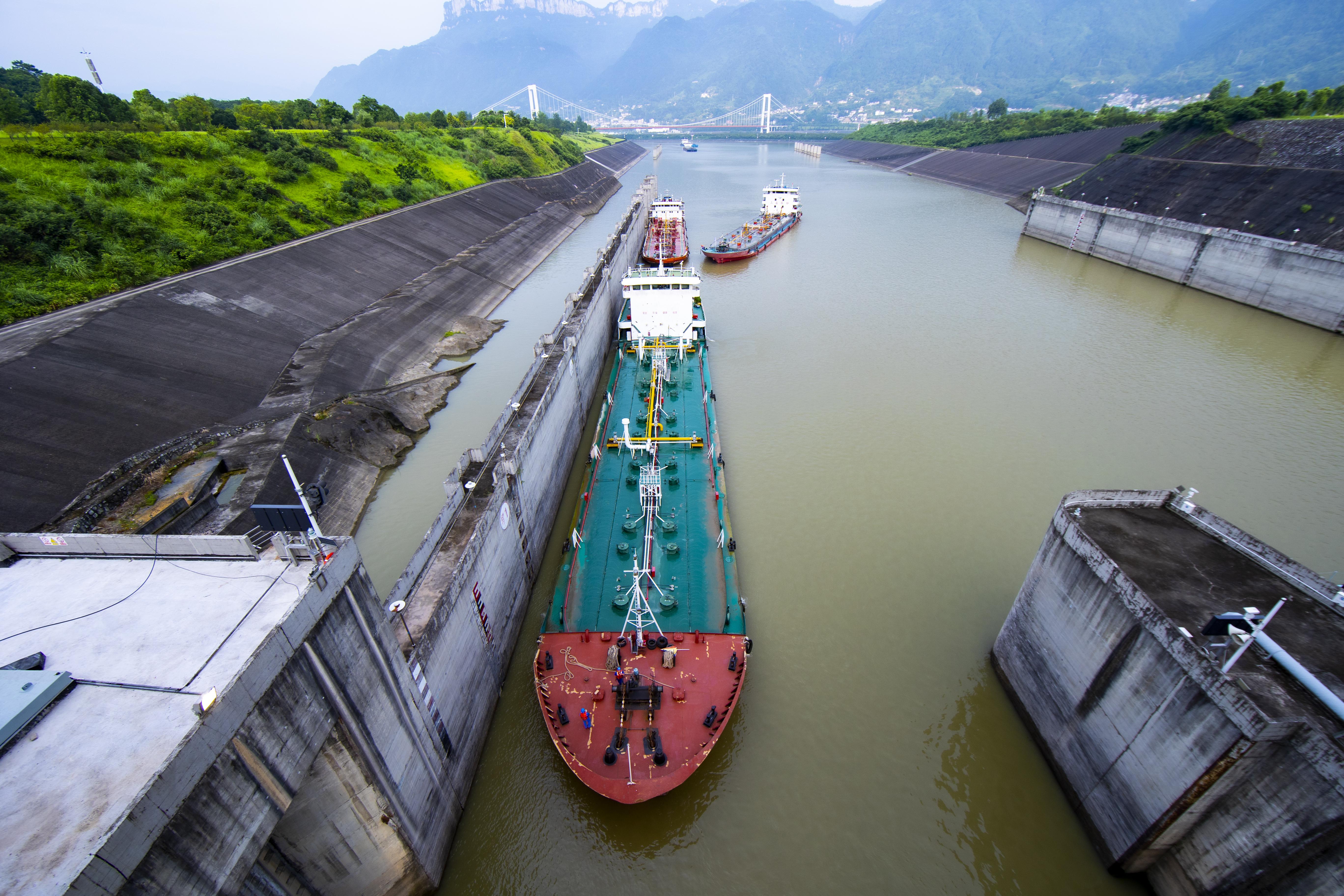 中国发布丨三峡船闸累计通过船舶突破100万艘次 货运量达19.36亿吨