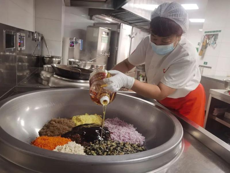 抗癌13年,61岁"包子姐"5年包出3万个包子送老人