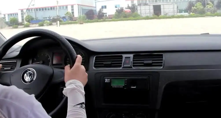 教练车雨刮器往上开还是下开