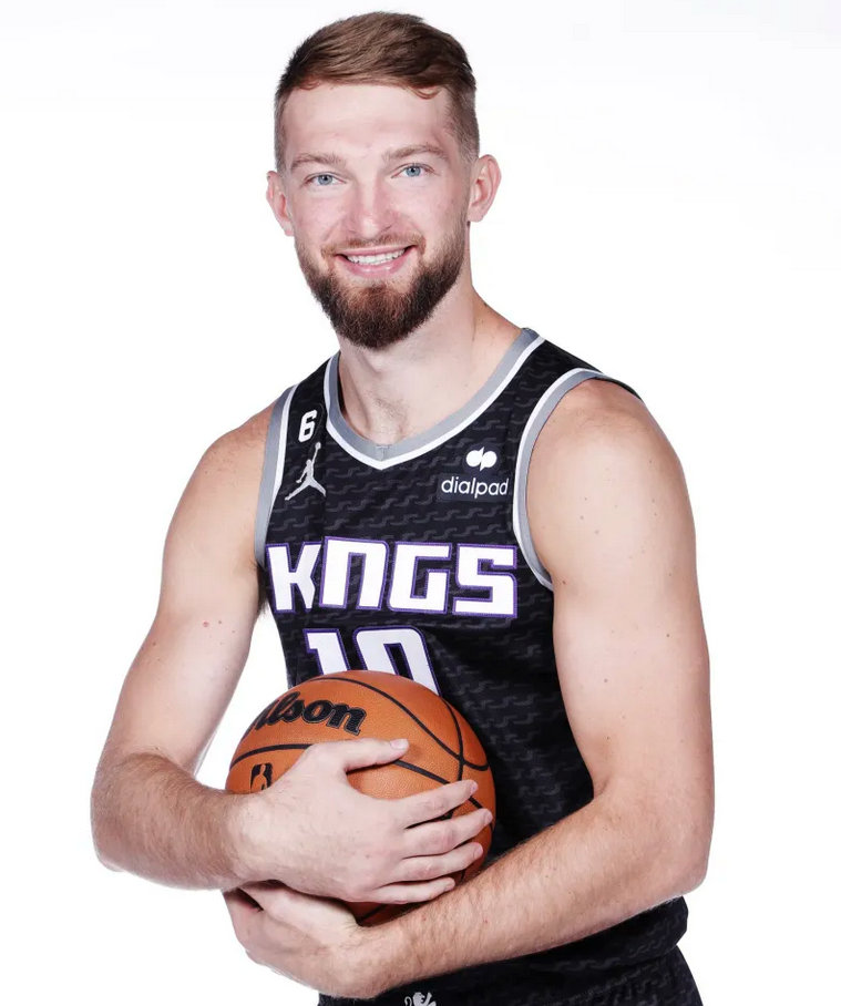 27岁生日快乐!nba官方晒图为多曼塔斯-萨博尼斯庆生